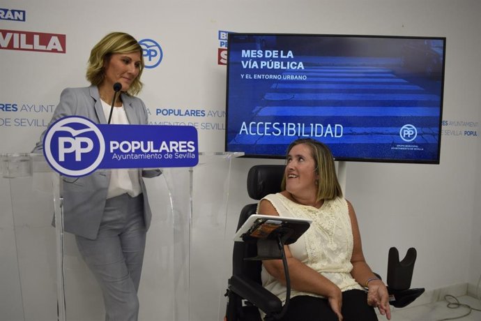 La concejal del Grupo Popular, Ana Jáuregui, en rueda de prensa