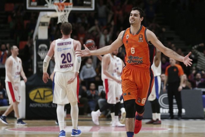 Alberto Abalde celebra una canasta en el Valencia Basket-CSKA de la Euroliga 2017-18