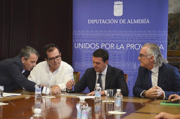 El presidente de la Diputación y el gerente de Torrecárdenas se reúnen