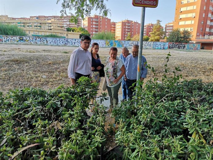 Álvaro Pimentel visita la barriada del Juncal