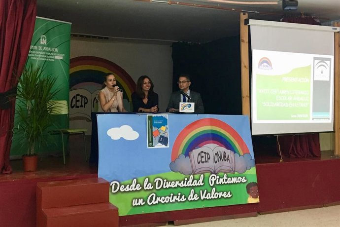 La delegada de Educación en Huelva, Estela Villalba, presenta un certamen literario para promover la solidaridad.