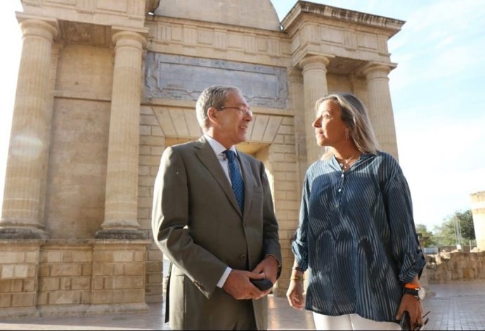 Rogelio Velasco e Isabel Albás ante el Arco del Triunfo de Córdoba