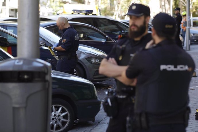 Agentes de la Policía Nacional en una calle del distrito madrileño de Tetuán.
