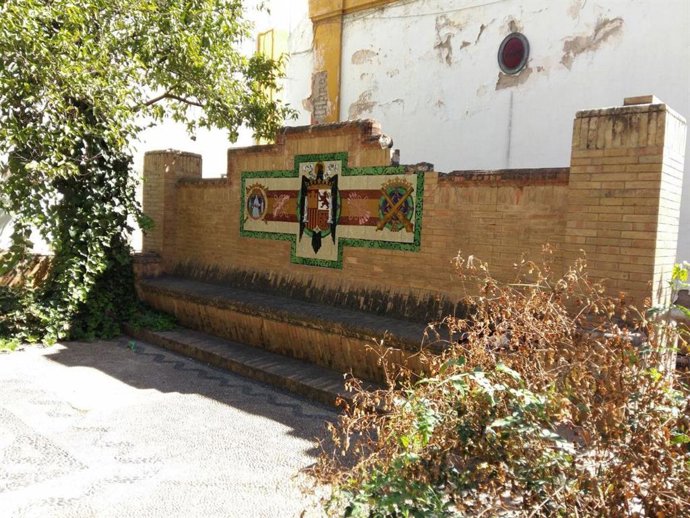 Un banco con simbologia franquista en Sevilla