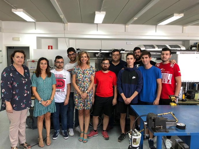 Troncoso (centro) visita un centro educativo de Montilla