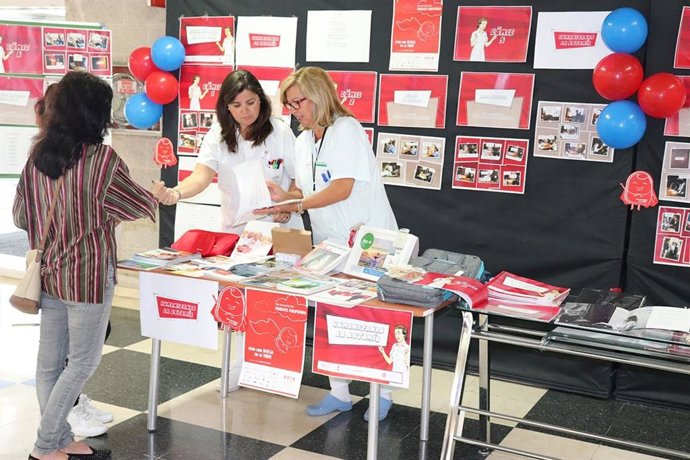 Mesa informativa sobre ostomía.