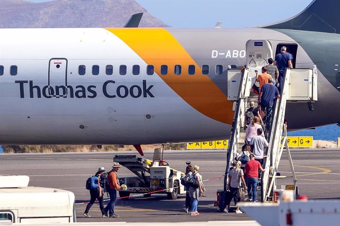 Pasajeros subiendo a un avión de Thomas Cook