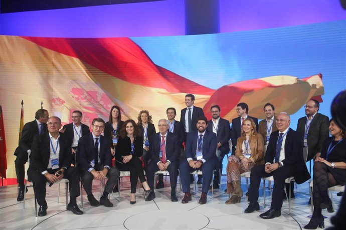 El secretario general del PP Pablo Casado junto a los candidatos autonómicos del partido en la Convención Nacional del PP "España en libertad".  