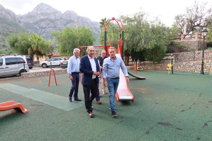 La Conselleria de Educación visita el CEIP Fornalutx.