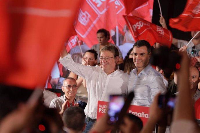 El presidente del Gobierno en funciones, Pedro Sánchez, y el presidente de la Generalitat Valenciana, Ximo Puig, en un acto de precampaña del PSOE en Valencia a 2 de octubre de 2019