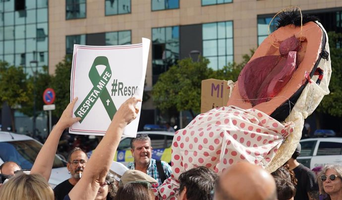 Enfrentamientos entre los partidarios de la Asociación de Abogados Cristianos y los partidarios de las de las mujeres procesadas por un delito contra los sentimientos religiosos antes del juicio que se celebra en Sevilla.