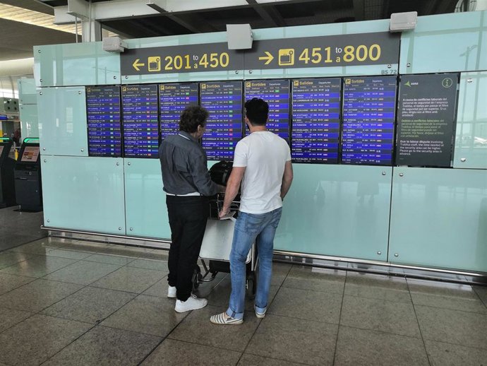 Pasajeros en el Aeropuerto de Barcelona-El Prat. 