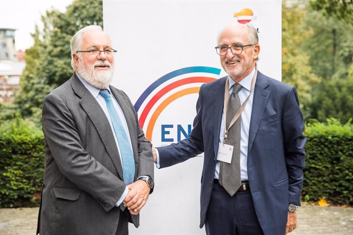 El comisario europeo de Acción por el Clima y Energía, Miguel Arias Cañete, y el presidente de Repsol, Antonio Brufau