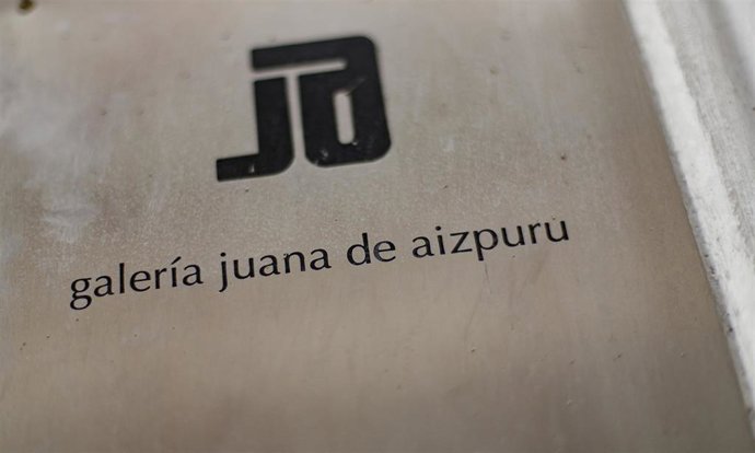 Placa con el logo y nombre de la galería de arte Juana de Aizpuru, situada en la madrileña calle Barquillo.