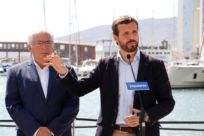 El presidente del Partido Popular, Pablo Casado (c), y  el presidente melillense del PP, Juan José Imbroda (i), en Melilla un encuentro con los miembros de la Confederación de Empresarios de la Ciudad Autónoma.