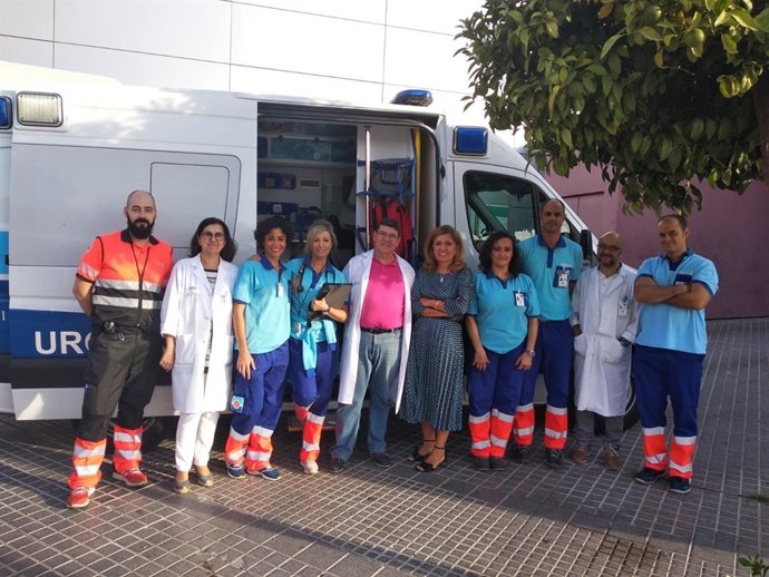 Botella (centro) visita el centro de salud Carlos Castilla del Pino