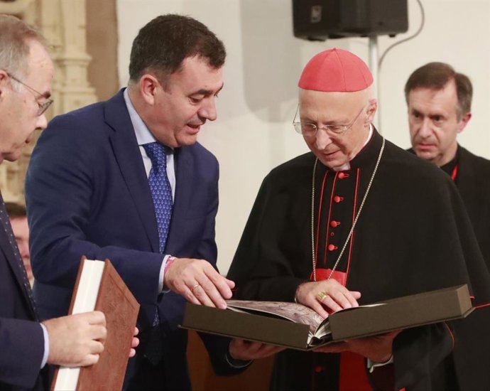 El cardenal Angelo Bagnasco y el conselleiro Román Rodríguez