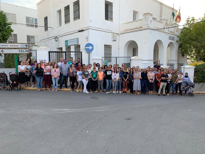 La comunidad educativa del CEIP Luis Vives de Dalías protesta por la masificación en Infantil