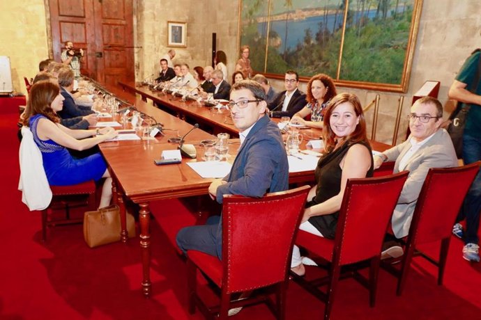 La presidenta del Govern, Francina Armengol, se reune con los principales actores turísticos de Baleares, para tomar medidas autonómicas tras la quiebra de Thomas Cook.