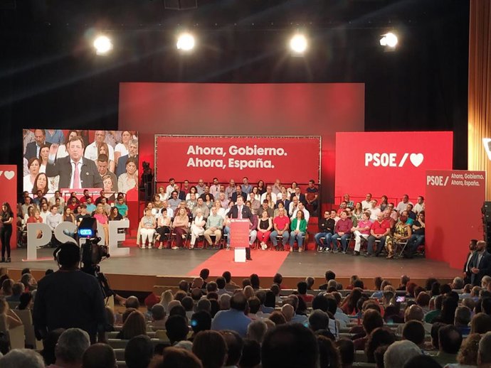 Fernández Vara en un acto de precampaña en Cáceres