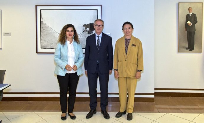 La consellera de Presidencia, Cultura e Igualdad, Pilar Costa, y la delegada de Presidencia para la Cultura, Catalina Solivellas, se han reunido este jueves en Madrid con el ministro de Cultura, José Guirao.