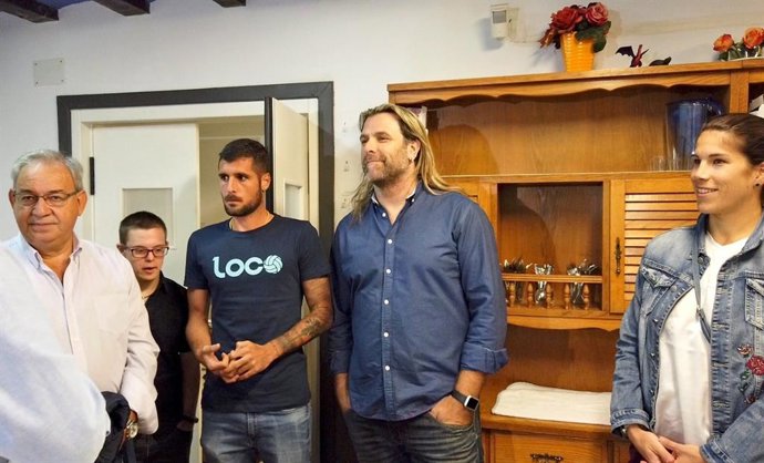 Jugadores de Osasuna sirven comidas en el Comedor Solidario París 365