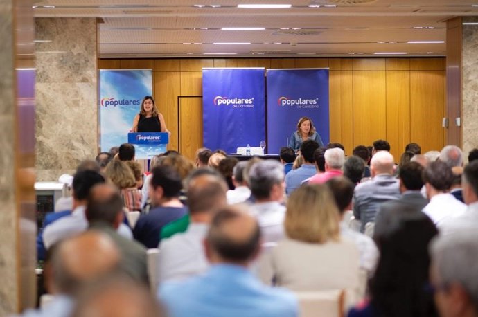La presidenta del PP, María José Sáenz de Buruaga, interviene ante la Junta Directiva Regional