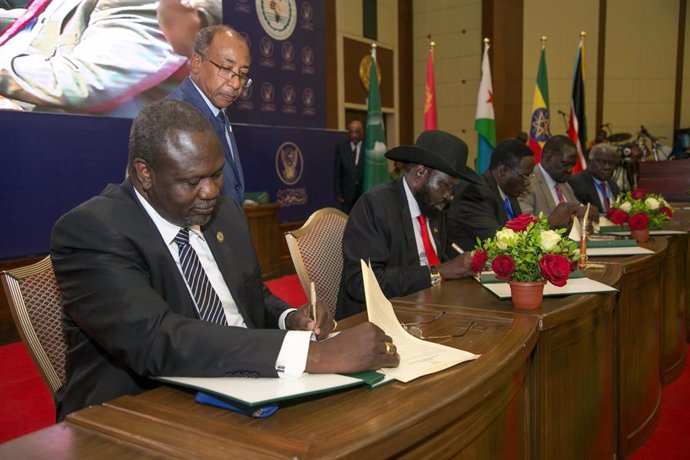 Riek Machar y Salva Kiir firman el acuerdo de paz