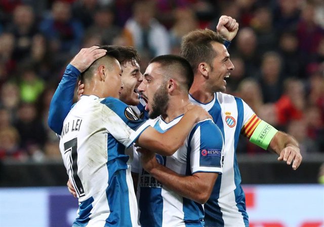 Los jugadores del Espanyol celebran un gol en Moscú.