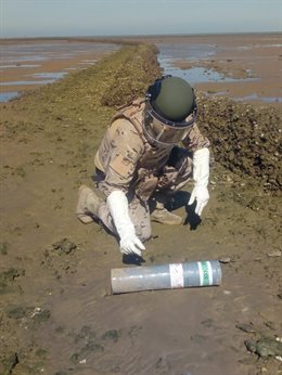 Un efectivo de la Armada neutraliza una bengala en Sanlúcar de Barrameda (Cádiz)