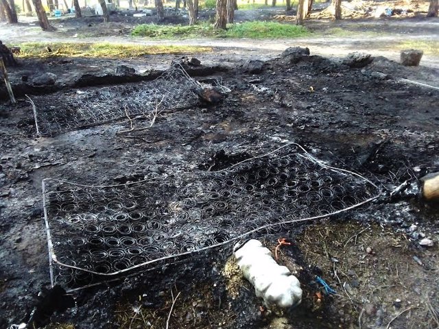 Imagen de archivo del incendio que destruyó chabolas en un asentamiento de Moguer (Huelva) en 2017