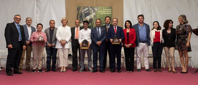 L presidente de Cantabria, Miguel Ángel Revilla, acompañado de varios consejeros, asiste a la XXII Gala del Turismo Rural de Cantabria