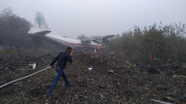 El lugar del aterrizaje de emergencia en el oeste de Ucrania de un avión de carga Antonov AN-12 de una compañía ucraniana que había despegado horas antes de la ciudad española de Vigo