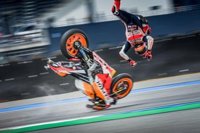 Marc Márquez sale 'indemne' de una fea caída en Buriram