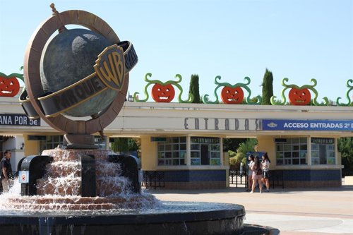 Varias figuras con forma de calabaza pueblan el Parque Warner de Madrid con motivo de Halloween.