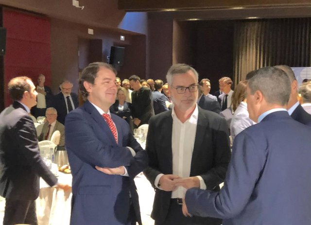 El secretario general de Cs, José Manuel Villegas, en el centro de la imagen, con el presidente de la Junta de Castilla y León, Alfonso Fernández Mañueco, en la izquierda de la imagen.