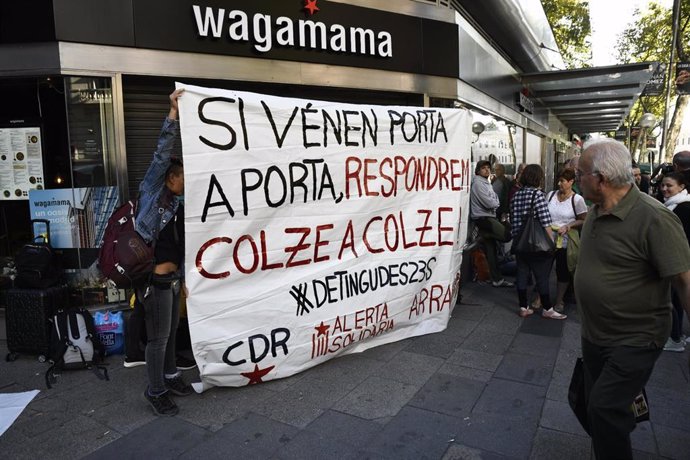 Manifestantes independentistas apoyan a los CDR ante la Audiencia Nacional
