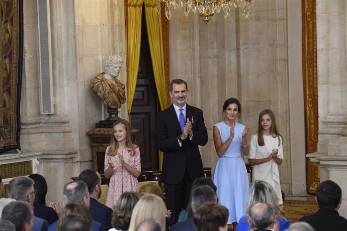 (I-D) La Princesa de Asturias, Leonor de Borbón, el Rey Felipe VI, la Reina Letizia Ortiz y la Infanta Sofía, aplauden durante el acto de imposición de condecoraciones de la Orden del Mérito Civil en el Palacio Real.