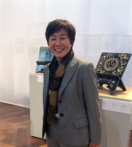 La investigadora Yayoi Kawamura frente a obras de arte de laca Nambán.