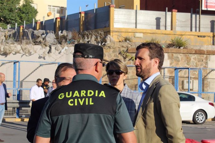 Pablo Casado, este viernes en la frontera del Tarajal, en Ceuta, con efectivos de la Guardia Civil