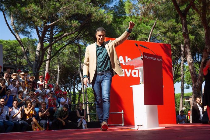 El presidente del Gobierno en funciones, Pedro Sánchez, saluda en el acto político de la Fiesta de la Rosa del PSC, en Pineda de Gva (Barcelona/España) a 29 de septiembre de 2019.