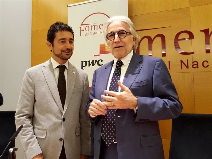 El conseller de Territorio y Sostenibilidad, Dami Calvet, y el presidente de Foment del Treball, Josep Sánchez Llibre