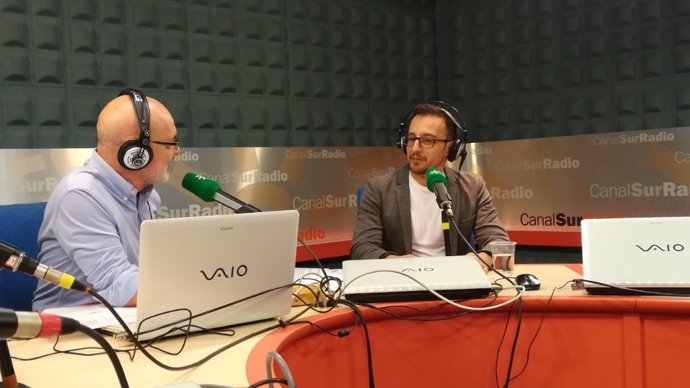 Alejandro Amenábar en una entrevista en Canal Sur Radio