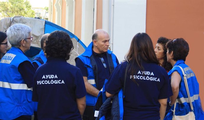 Algunos miembros del Grupo de Intervención Psicológica en Emergencias y Desastres (GIPED) del Colegio Oficial de Psicología de Andalucía Occidental (Foto de archivo).