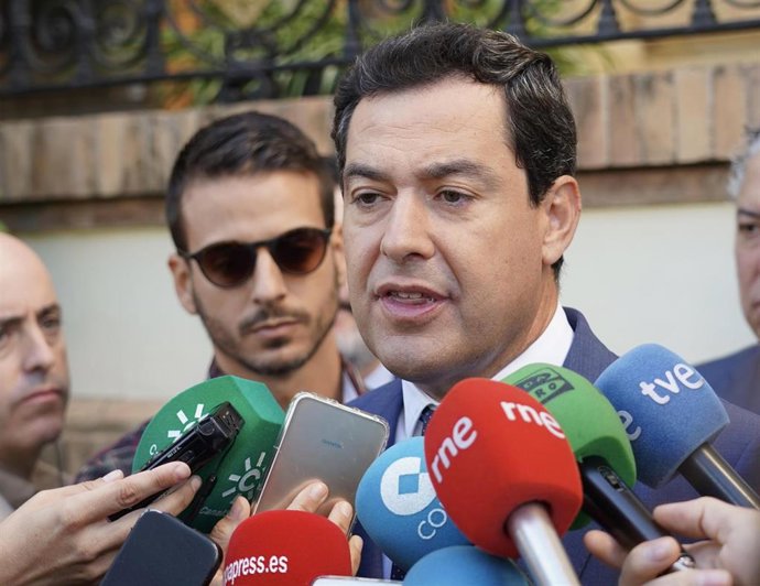 El presidente de la Junta de Andalucía, Juanma Moreno, atendiendo a los periodistas este viernes en Sevilla