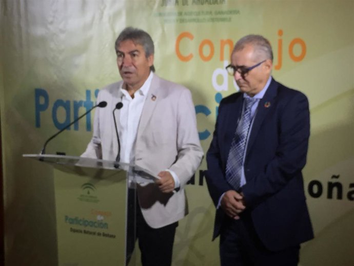 El delegado del Gobierno en Andalucía, Lucrecio Fernández, en Almonte (Huelva).