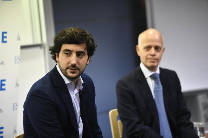 Acompañado del director de Esade Madrid, Mario Lara (d), ell economista y exdiputado de Ciudadanos Toni Roldán (i) comenta en una rueda de prensa su incorporación a Esade y las principales líneas estratégicas y áreas de actuación del nuevo think tank qu