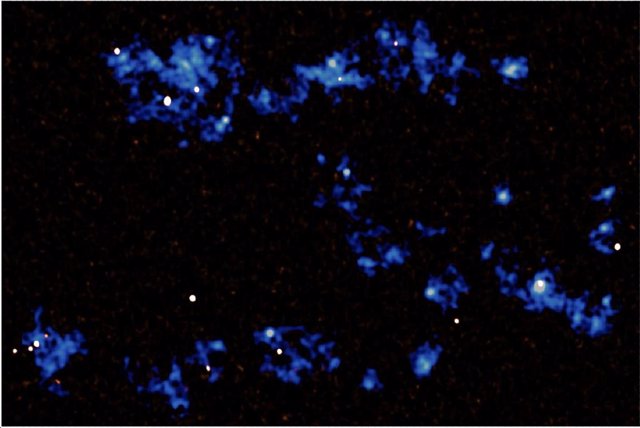 Filamentos de gas (azul) rodean galaxias activas de formación estelar (blanco)