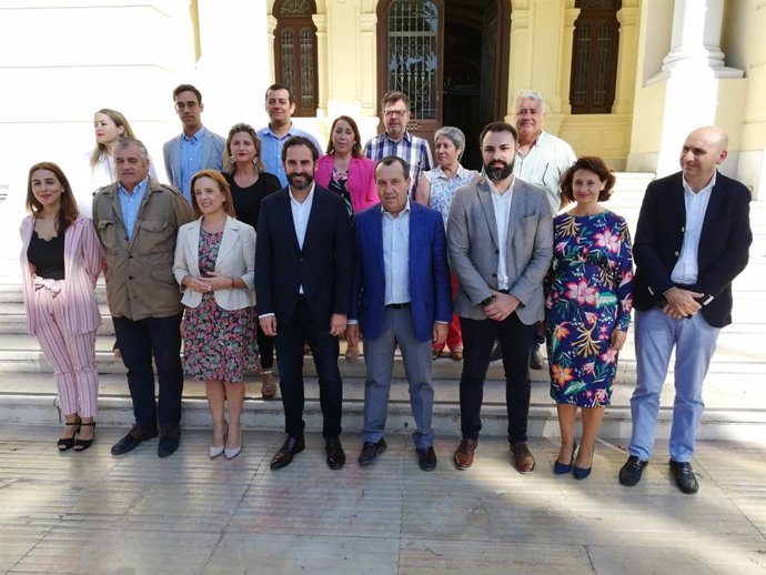 Reunión de los integrantes del grupo parlamentario del PSOE y del grupo municipal en el Ayuntamiento de la capital.