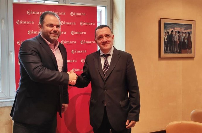 El presidente de la cámara de Comercio, Carlos Paniceres, firma un convenio con el director general de IMQ Asturias, Pablo Hernández.